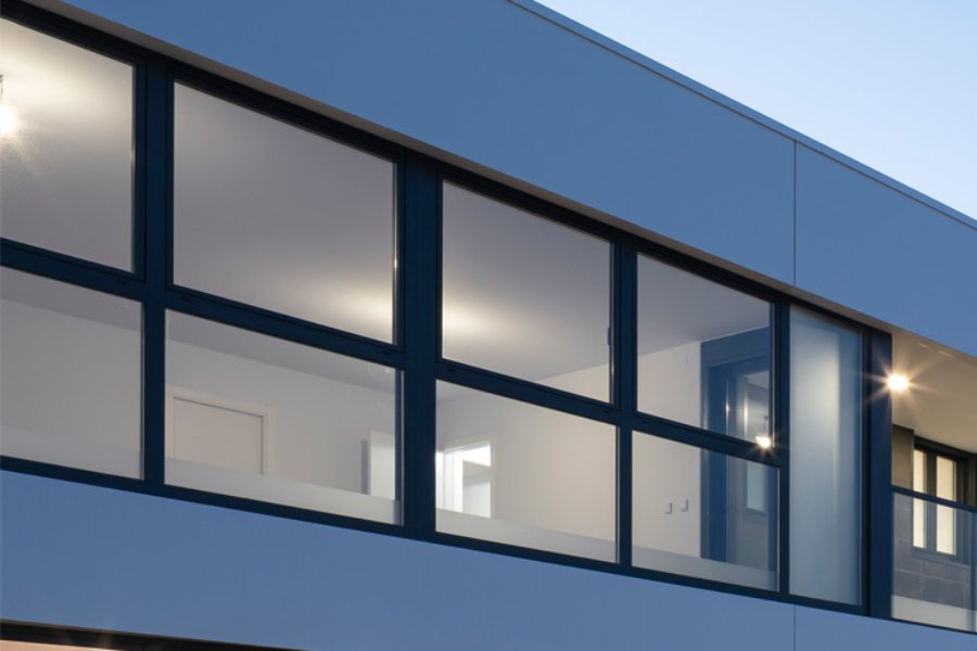 Finestra alluminio anta classica edificio moderno