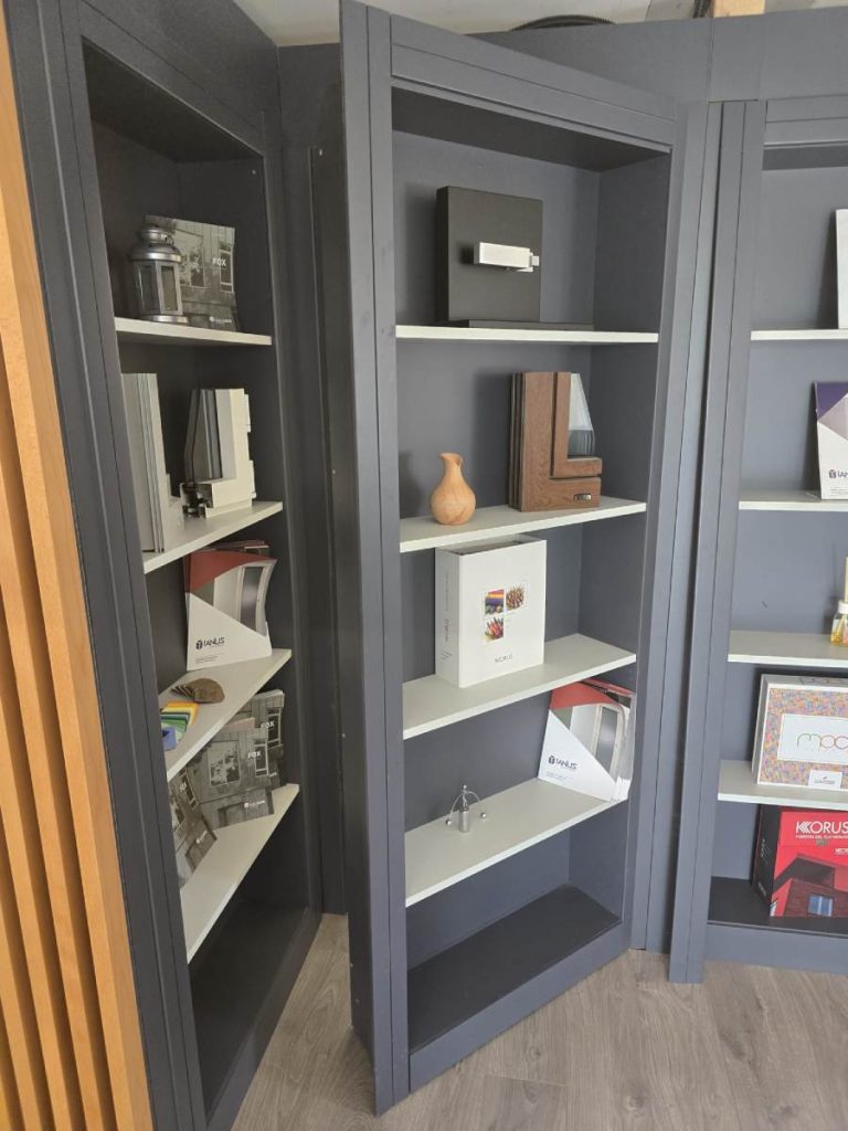 03 - Porta libreria semi aperta